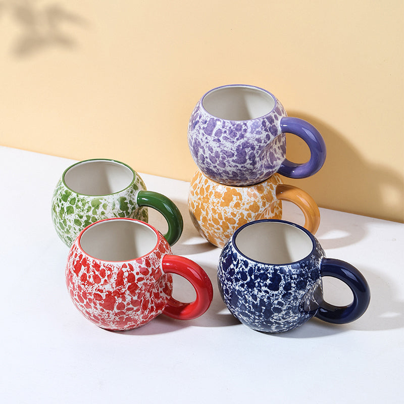 Tazas creativas pintadas con los dedos en varios colores.