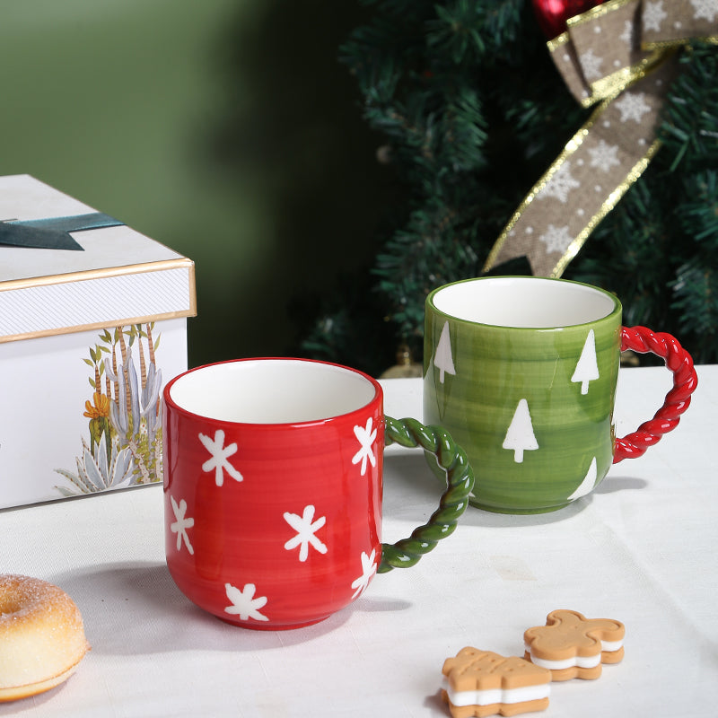 Juego de tazas estilo navideño.