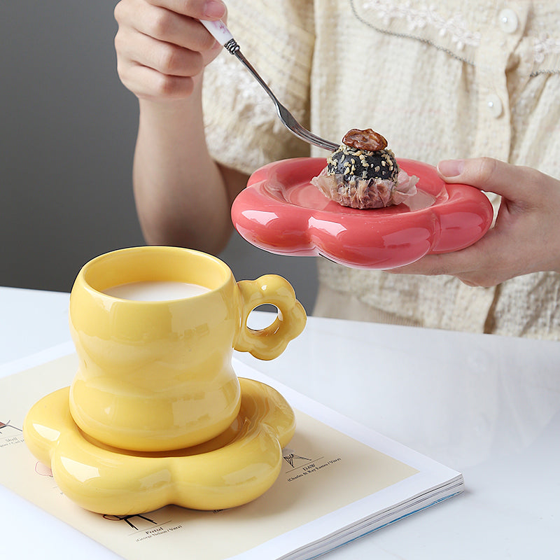 Creative gourd shaped cup and saucer