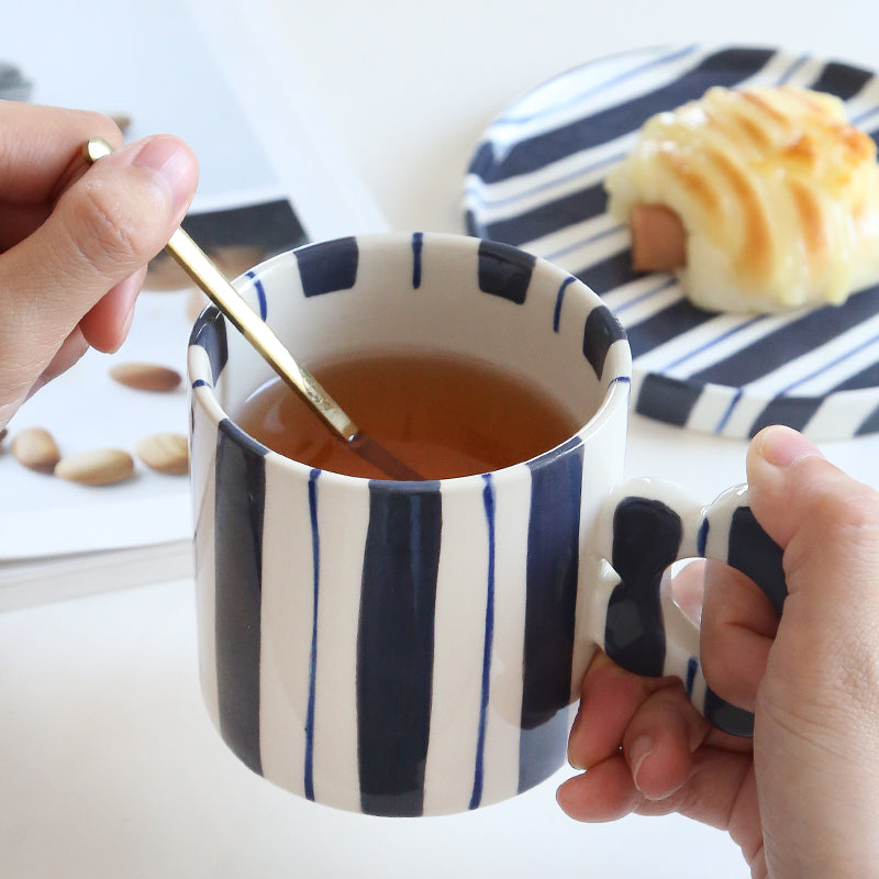 Creative cup with striped pattern petal handle