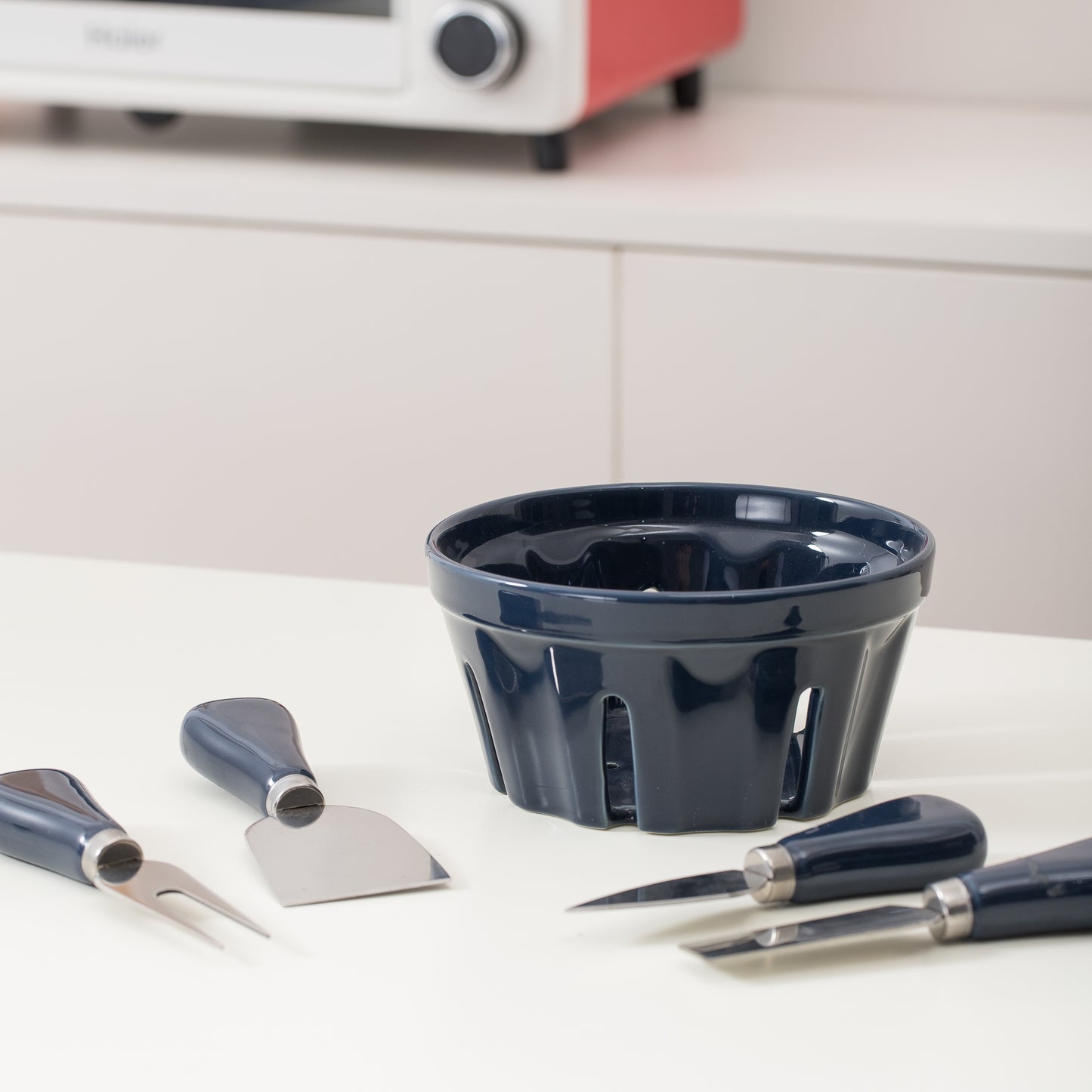 Complete set of ceramic kitchenware