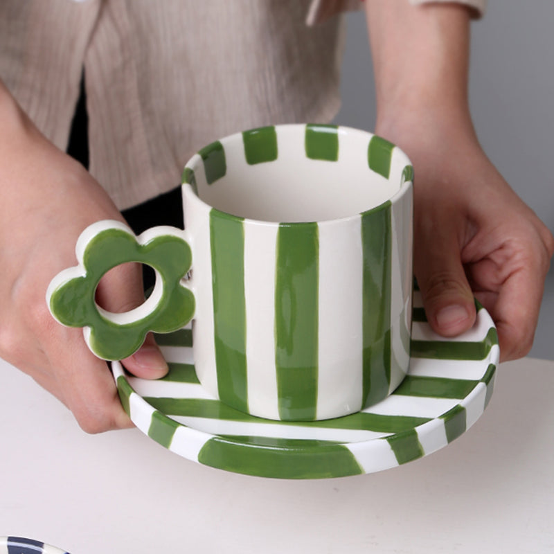 Taza creativa con asa de pétalos con estampado de rayas.